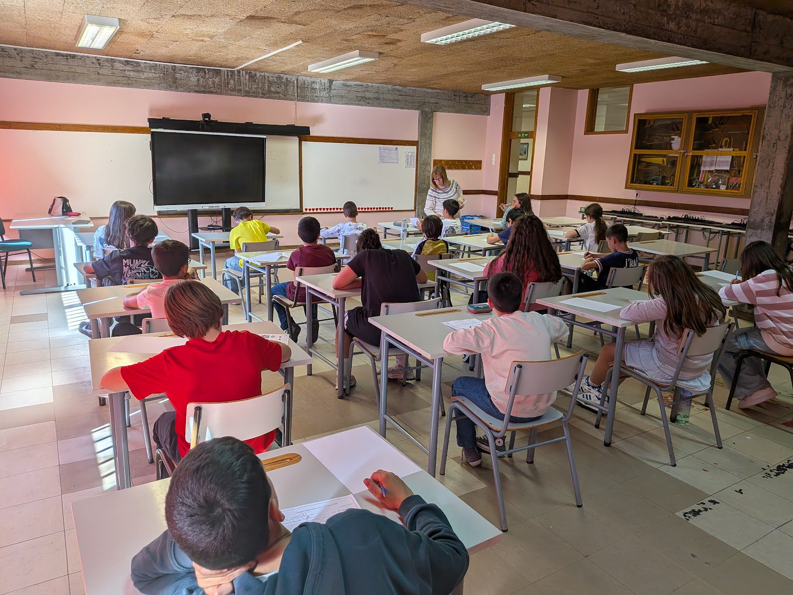Alunos na Escola Nadir Afonso - Canguru Matemático