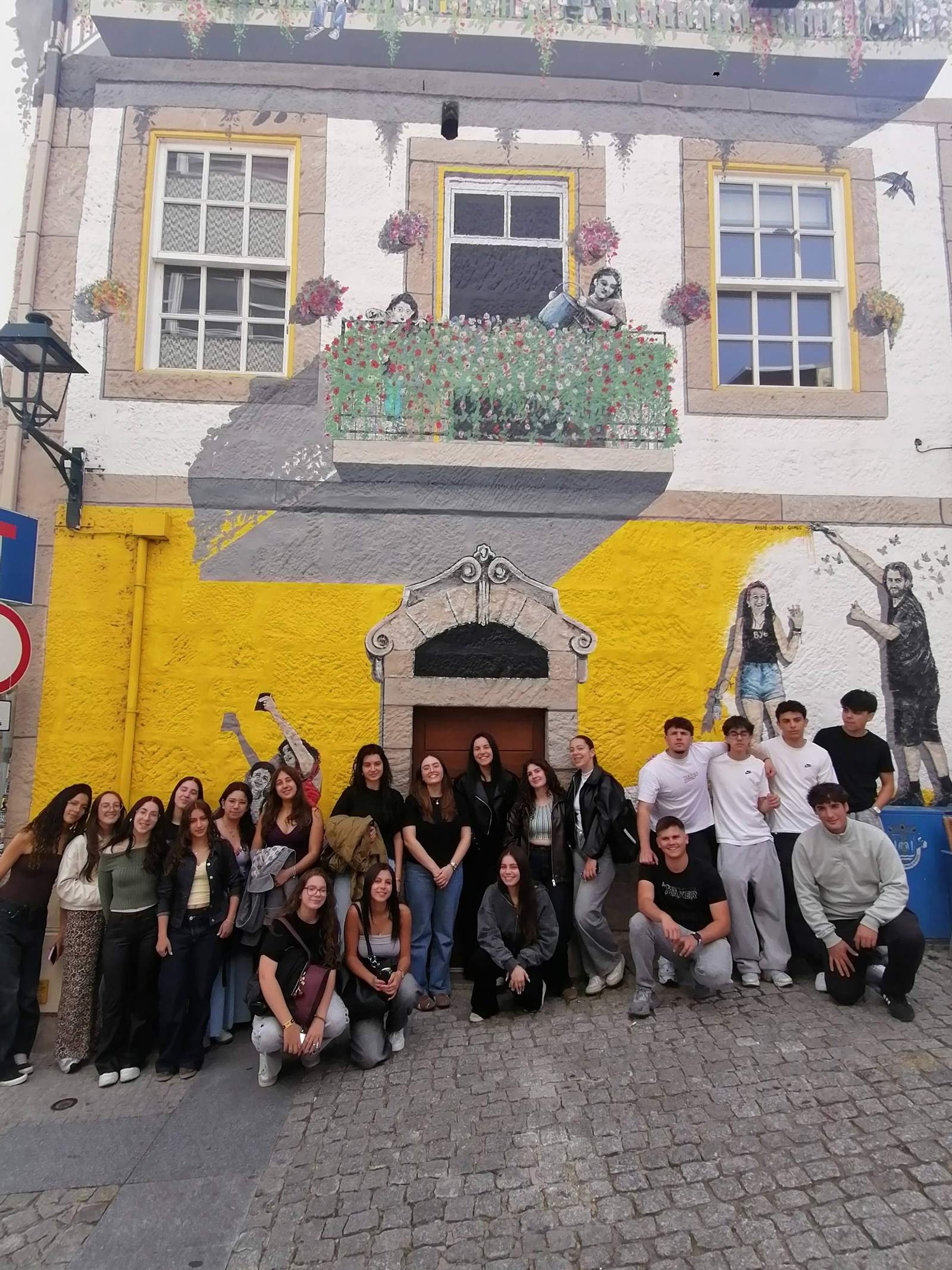 Alunos perante mural de arte urbana