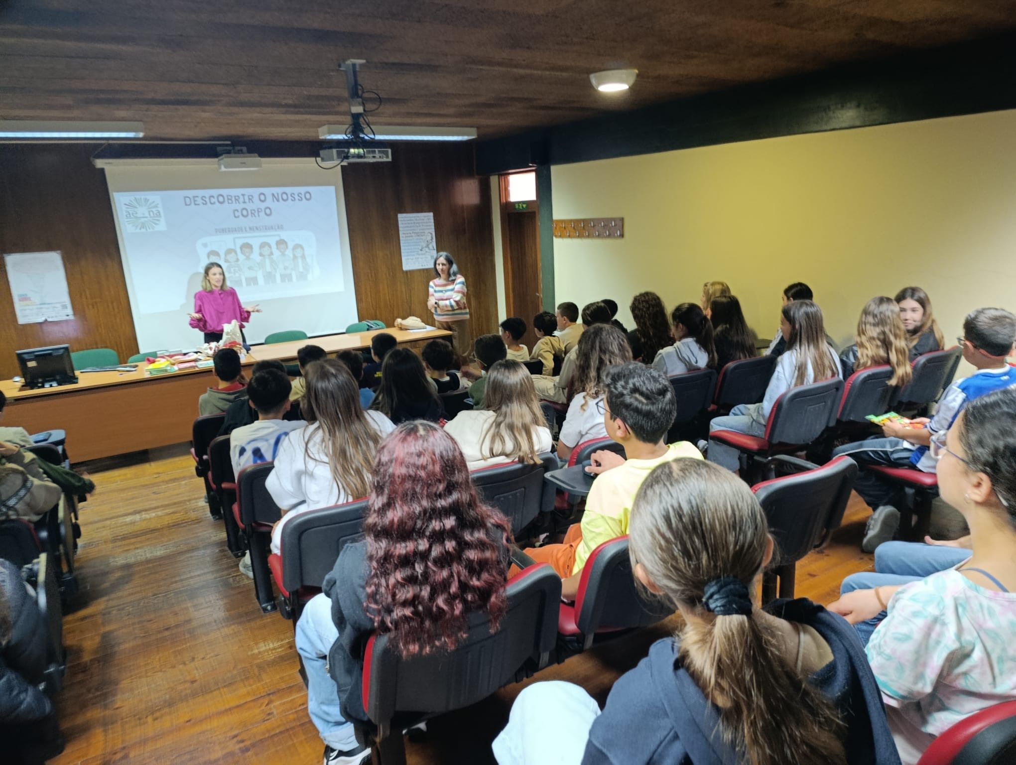 Alunos a participar na sessão