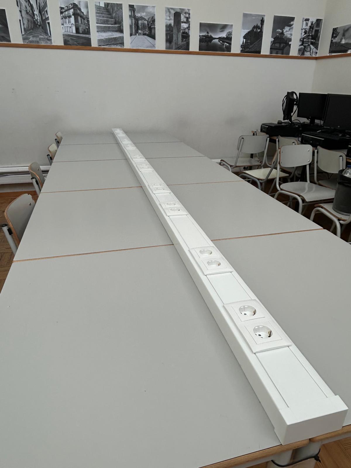 Detalhe da calha técnica instalada