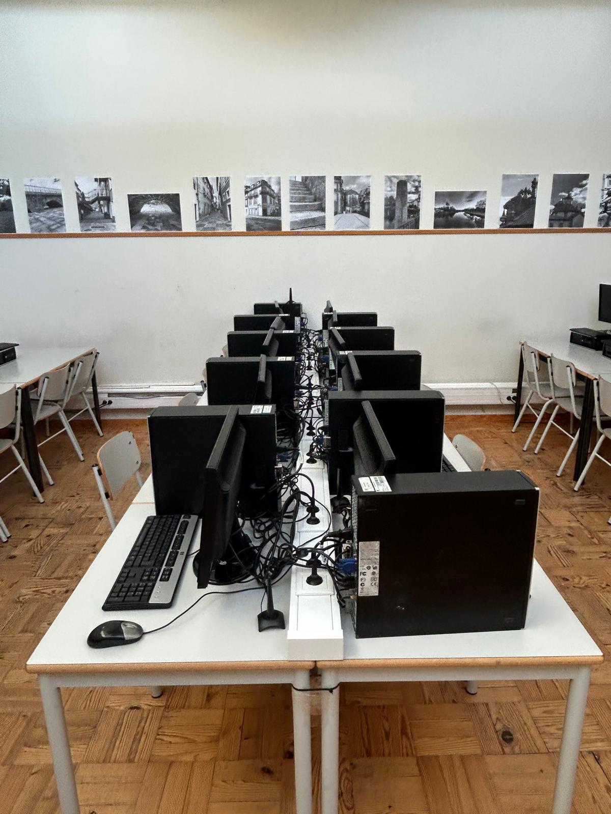Sala TIC com computadores ligados