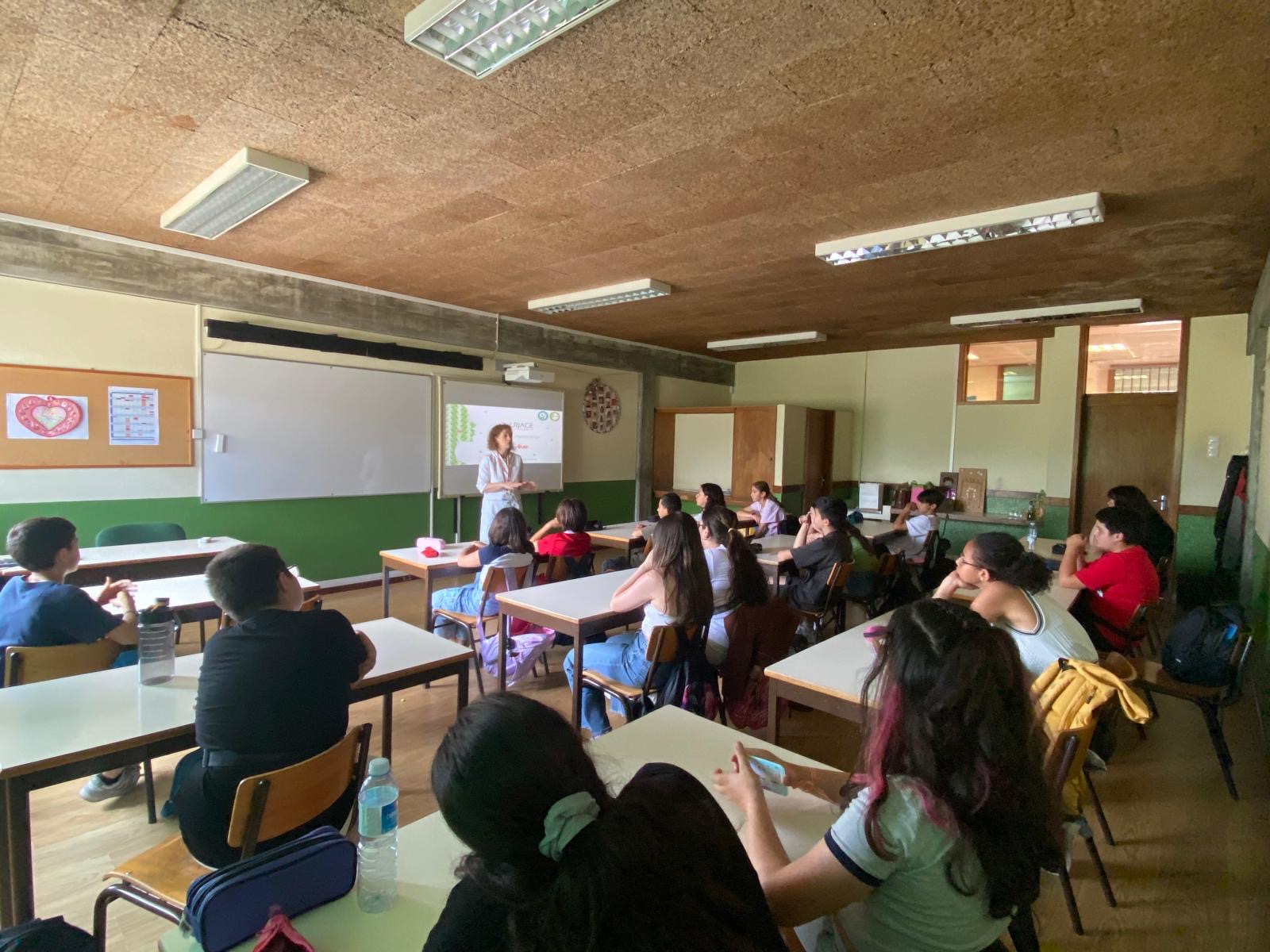 Alunos do 6.º ano a acompanhar a sessão de sensibilização