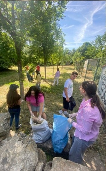 Separação e depósito de resíduos nos sacos de reciclagem