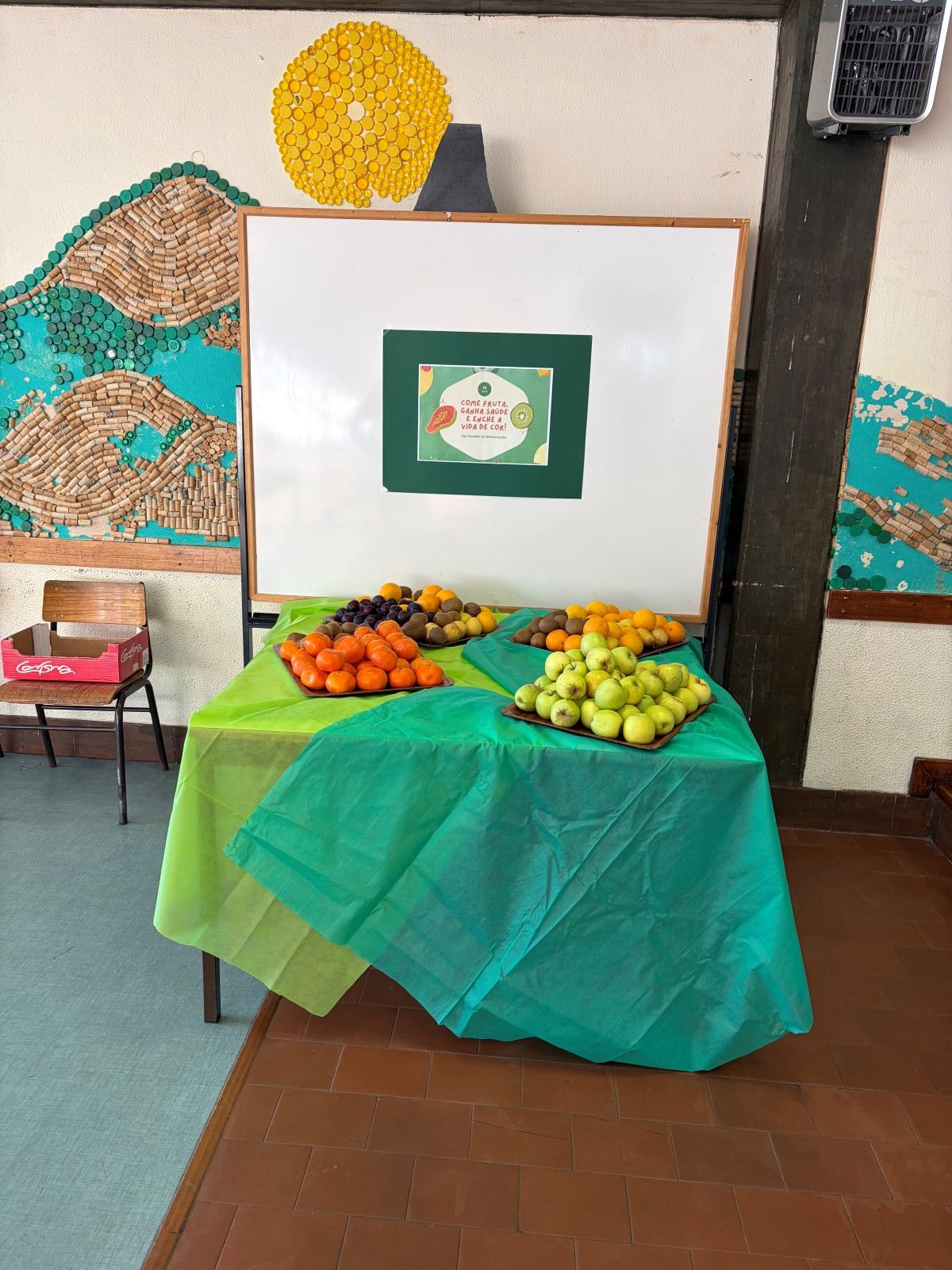 Mesa com variedade de frutas no Dia Mundial da Alimentação